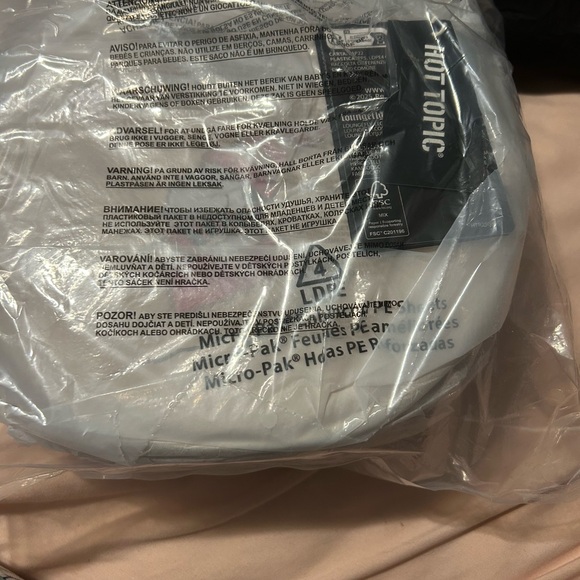 Loungefly Snoopy Christmas Round Crossbody Bag and wallet - Picture 4 of 13